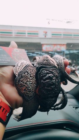 รับเข็มขัดเงิน 2 เส้นจากลูกค้า หน้าร้านสะดวกซื้อ